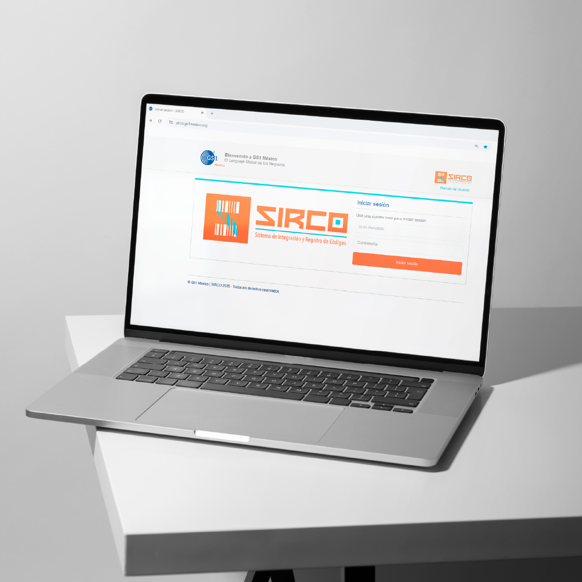 Interfaz de la plataforma SIRCO en una computadora portátil, solución de software personalizada para la gestión de estándares de identificación global.