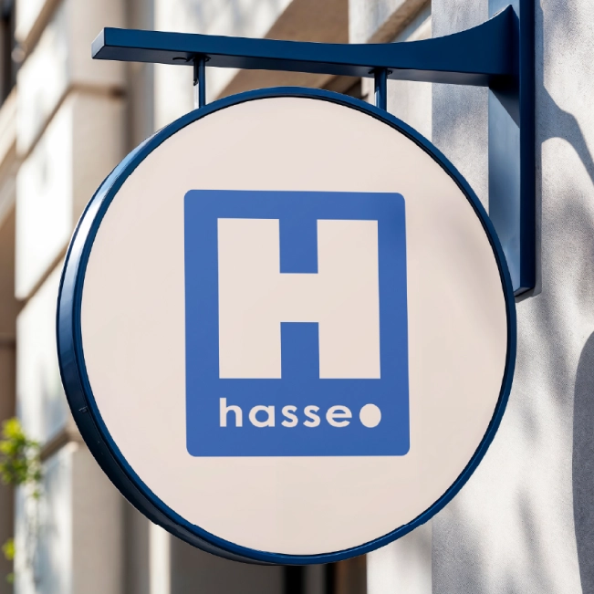Letrero exterior con el logotipo oficial de la empresa Hasse de desarrollo de software personalizado para empresas y  sistemas POS y Smartlockers.